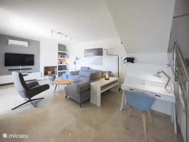 Esta Rana huren in Spanje, Costa Brava, Santa Cristina d'Aro - villa doorgang van keuken naar de woonkamer, met de trap naar de entree van de villa en de slaapkamers/badkamers