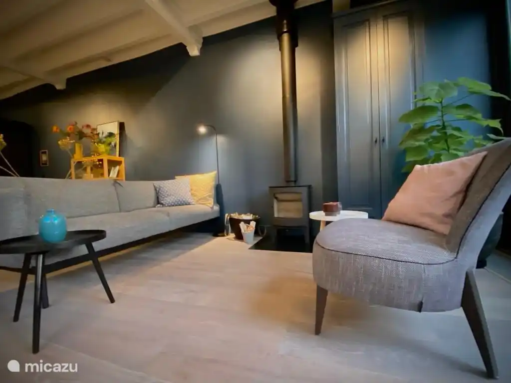 Das gemütliche Wohnzimmer mit Holzofen.