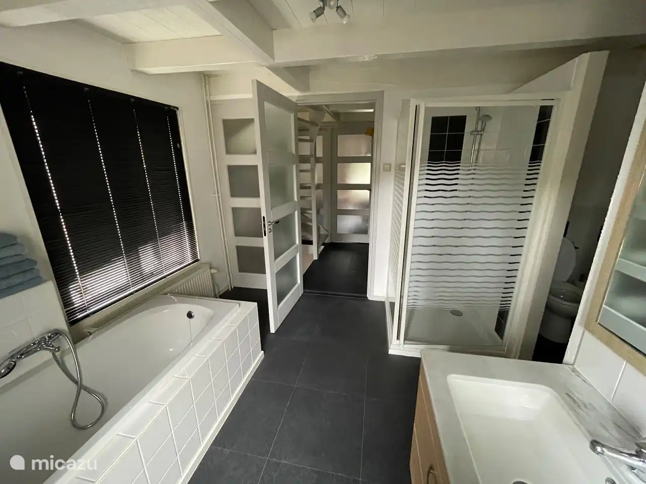 Das geräumige Badezimmer.