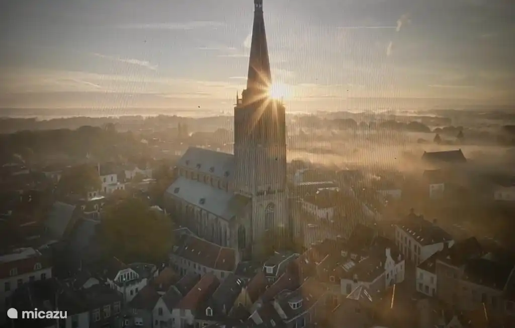 Der Kirchturm von Doesburg. Das Heerenhuis befindet sich direkt hinter der Kirche.