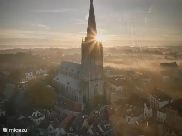 Les « Doesburgs Heerenhuys » de 1560 | Pays-Bas, Gueldre, Doesburg - maison de ville Le clocher de l'église de Doesburg. Le Heerenhuis est situé juste derrière l'église.
