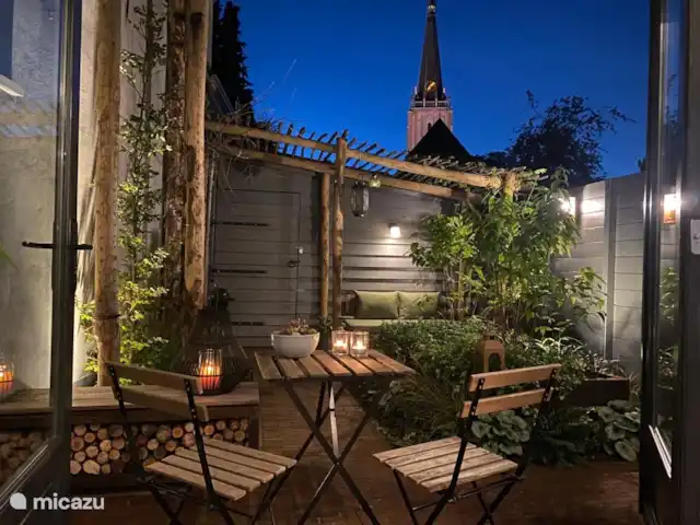 Les « Doesburgs Heerenhuys » de 1560 | Pays-Bas, Gueldre, Doesburg - maison de ville Le jardin est conçu de telle manière que vous pouvez également vous y asseoir longtemps le soir. Les lumières s’allument et s’éteignent automatiquement.