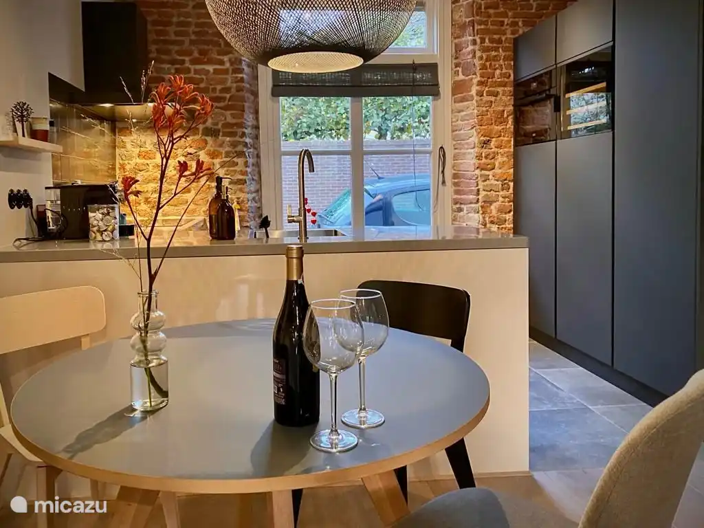 Die Steinmauer in der Küche zeigt, wie alt das Haus ist (ca. 1560). Die Küche ist gemütlich und luxuriös. Ausgestattet mit Weinschrank, Kombibackofen, Induktionskochfeld, Nespresso-Maschine, Kühlschrank mit Gefrierfach und brandneuer Spülmaschine und Dunstabzugshaube.