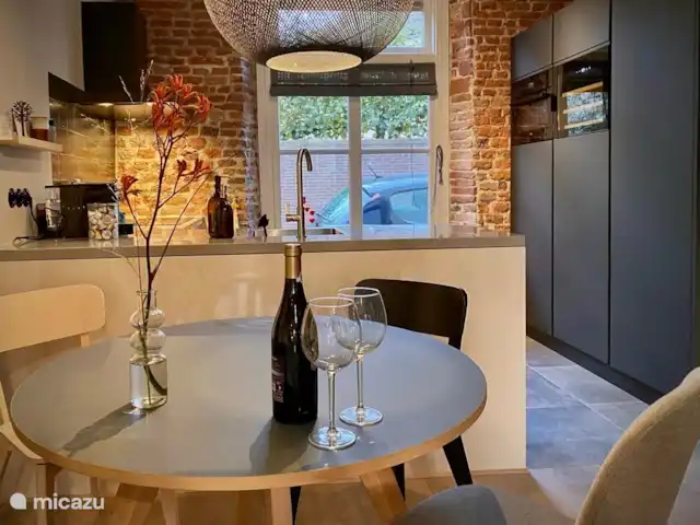 Les « Doesburgs Heerenhuys » de 1560 | Pays-Bas, Gueldre, Doesburg - maison de ville Le mur de pierre de la cuisine témoigne de l'ancienneté de la maison (vers 1560). La cuisine est confortable et luxueuse. Équipé d'une cave à vin, d'un four mixte, d'une plaque à induction, d'une machine Nespresso, d'un réfrigérateur congélateur et d'un lave-vaisselle et d'une hotte aspirante neufs.