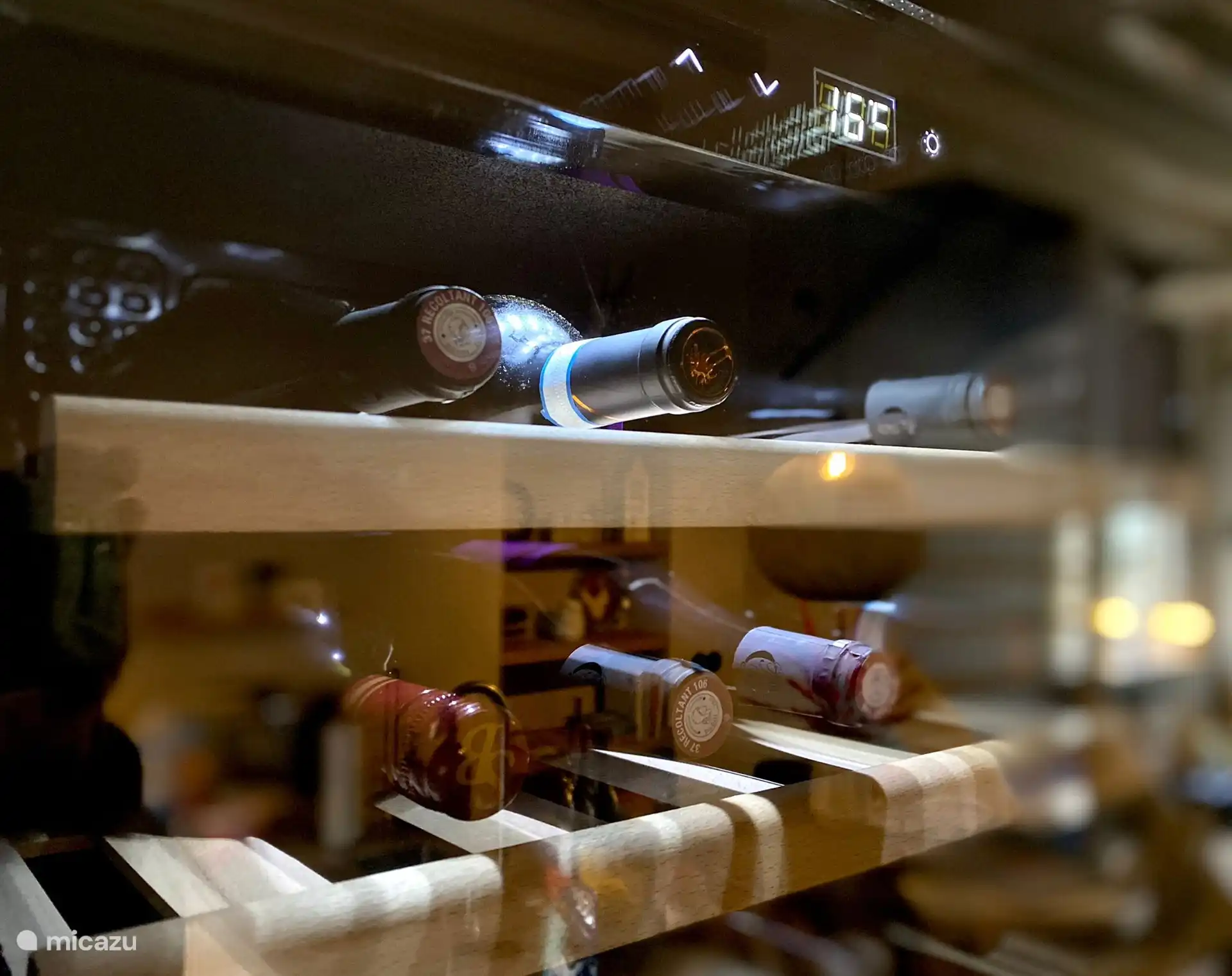 Der Weinschrank in der Küche.