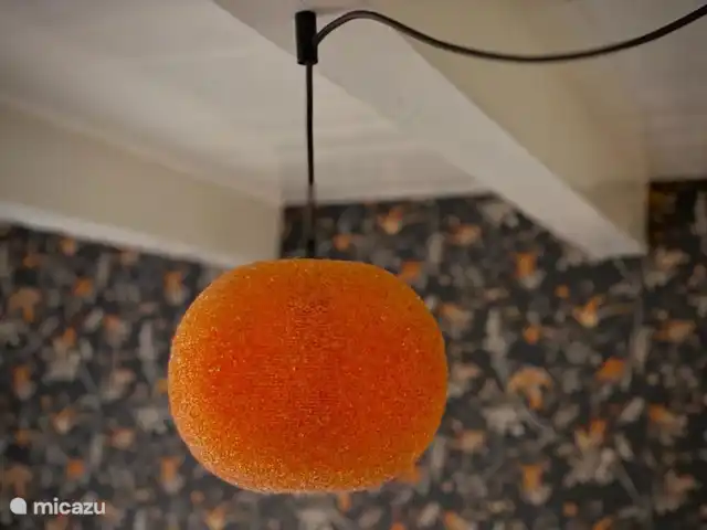 Les « Doesburgs Heerenhuys » de 1560 | Pays-Bas, Gueldre, Doesburg - maison de ville La lampe vintage spéciale s’intègre parfaitement ici.