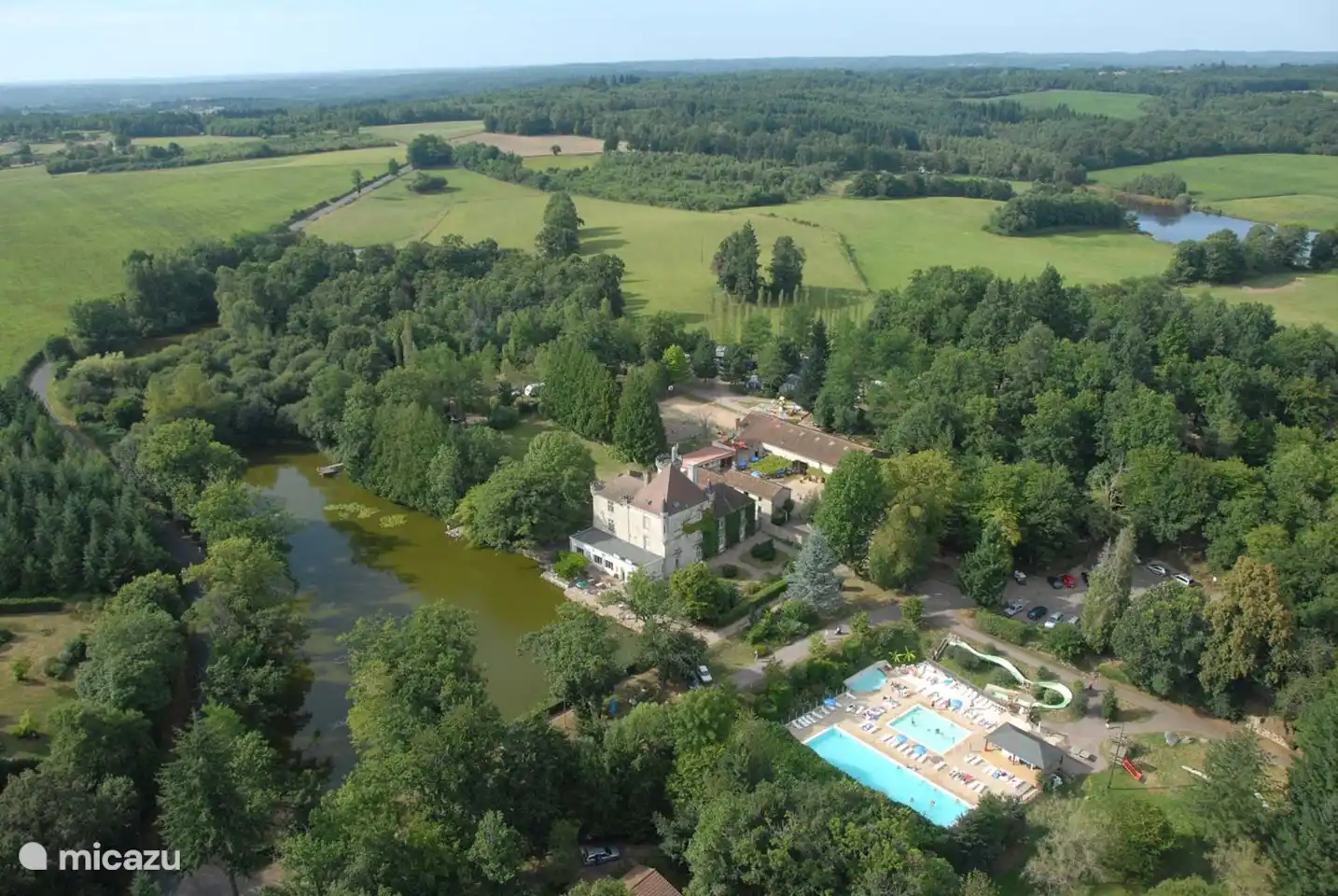 El camping est&#225; situado en un hermoso entorno verde.