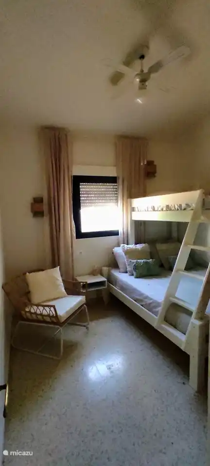 Schlafzimmer im Obergeschoss mit Etagenbett für 2 Personen