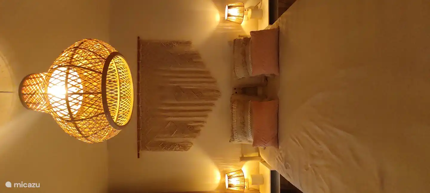 Schlafzimmer im Erdgeschoss (mit Vorhang abgetrennt)