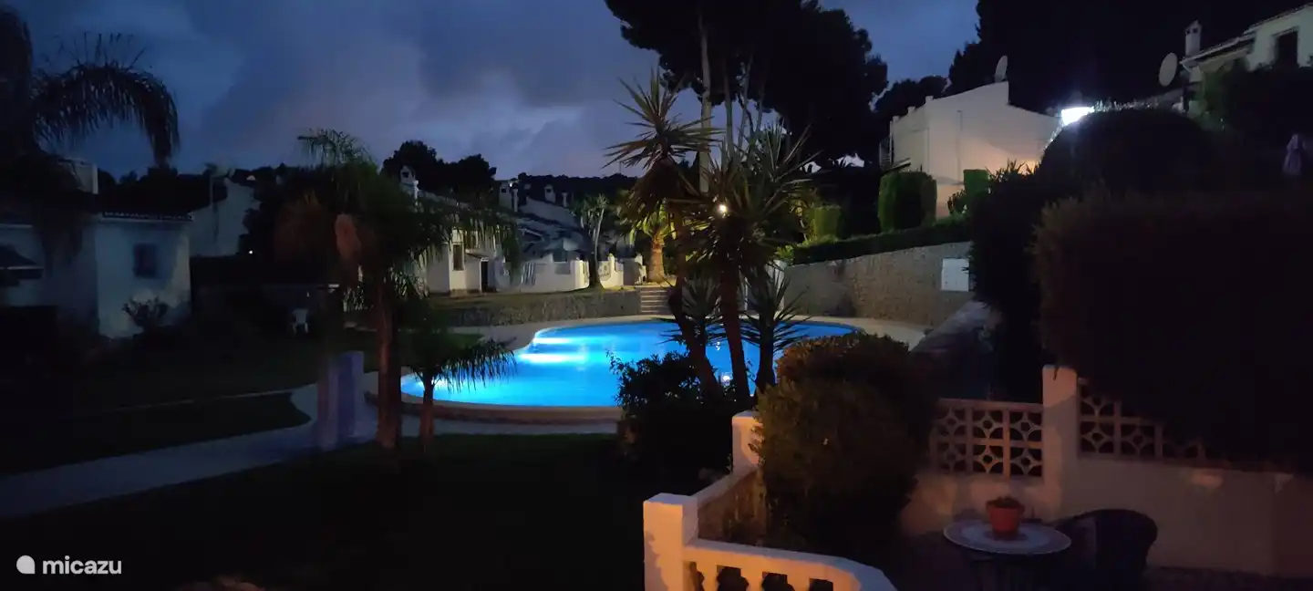 Blick über den Gemeinschaftsgarten am Abend