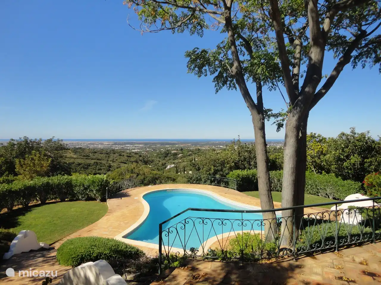 Piscina con vistas a la costa del Algarve