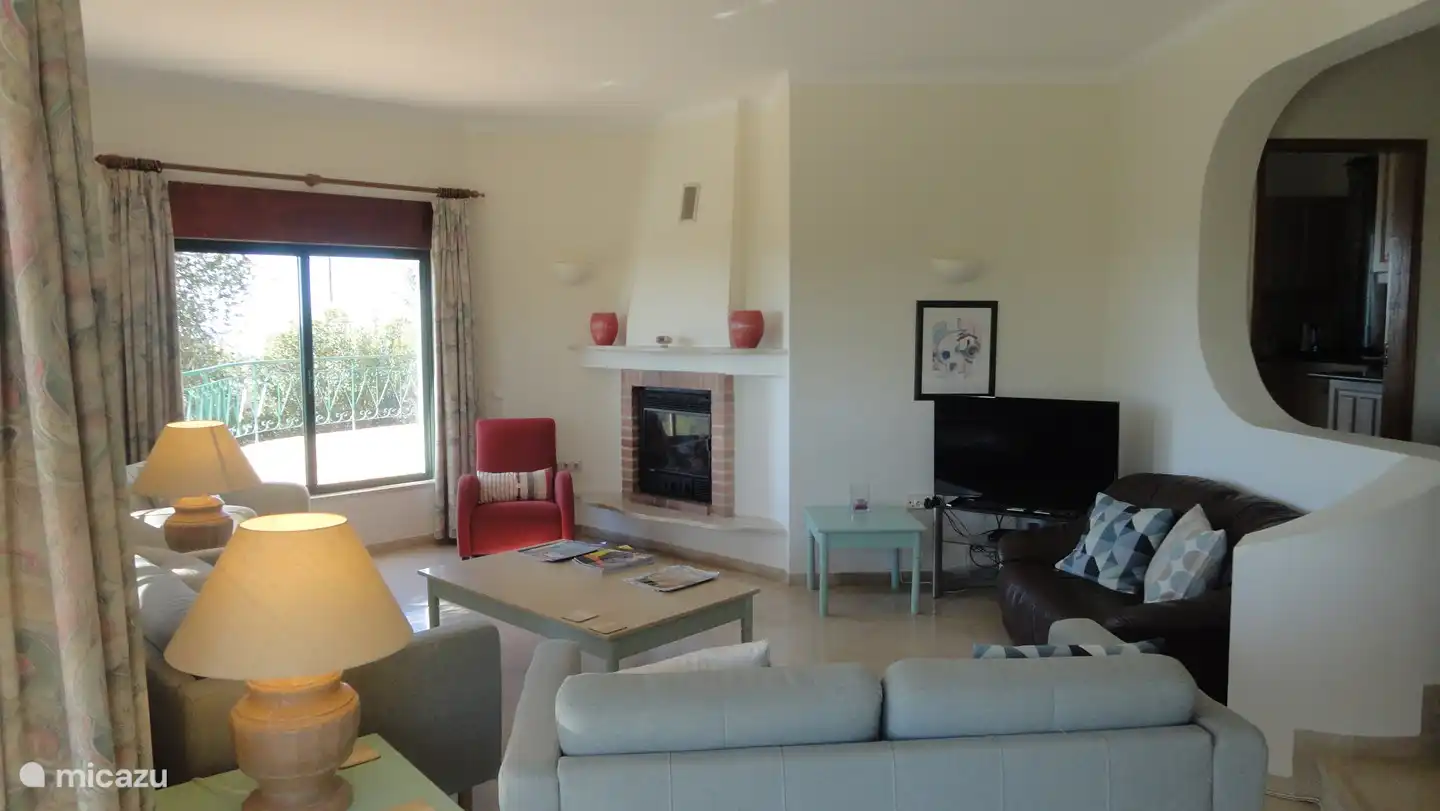 Sala de estar con chimenea