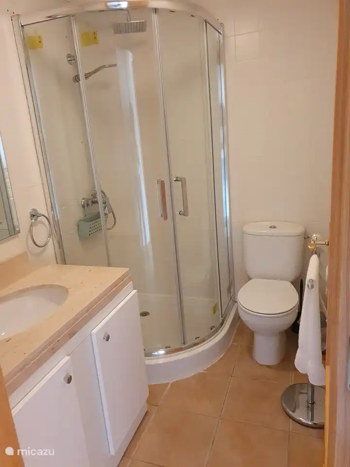 Ducha y WC en el segundo dormitorio.