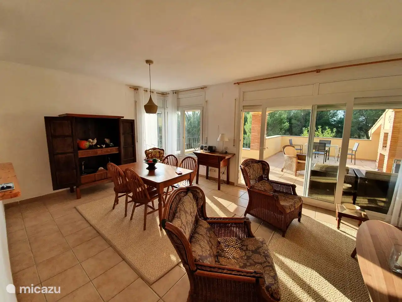 Amplio y luminoso salón