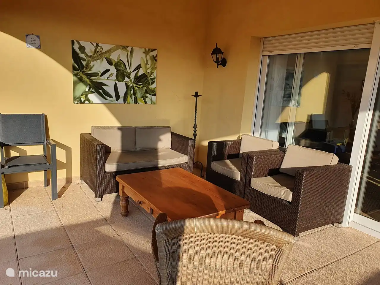 Terraza cubierta con zona de estar