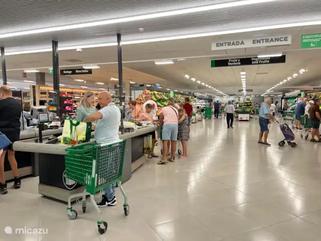 Casa Torrevieja en España, Costa Blanca, Torrevieja - apartamento Gran supermercado a la vuelta de la esquina del complejo de apartamentos.