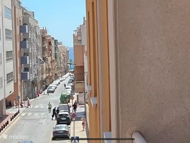Casa Torrevieja en España, Costa Blanca, Torrevieja - apartamento La playa y el animado paseo marítimo son visibles desde el balcón.