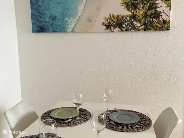 Casa Torrevieja en España, Costa Blanca, Torrevieja - apartamento El comedor es apto para 4 personas. Por supuesto, también puedes disfrutar jugando un juego.