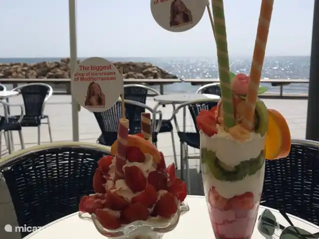 Casa Torrevieja en España, Costa Blanca, Torrevieja - apartamento Comiendo un rico helado con vista al mar