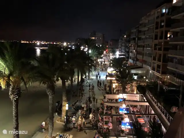Casa Torrevieja en España, Costa Blanca, Torrevieja - apartamento El bulevar animado por la noche