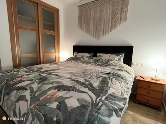Casa Torrevieja en España, Costa Blanca, Torrevieja - apartamento Dormitorio principal con precioso somier y TV.