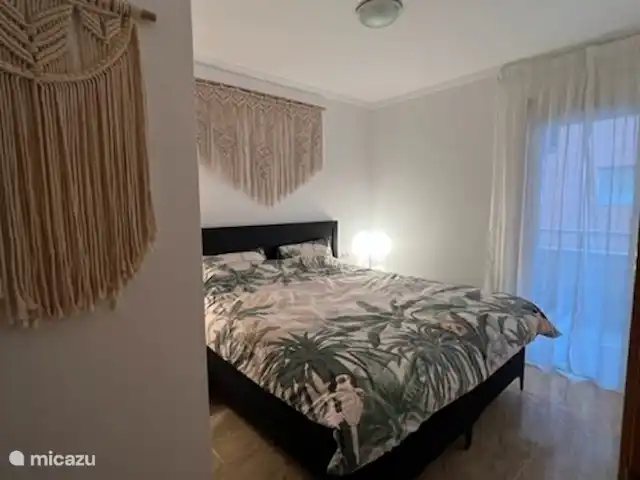 Casa Torrevieja en España, Costa Blanca, Torrevieja - apartamento El dormitorio principal con armario empotrado y TV.