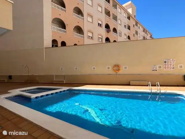 Casa Torrevieja en España, Costa Blanca, Torrevieja - apartamento Refréscate en la piscina comunitaria, directamente accesible desde el vestíbulo central del edificio de apartamentos