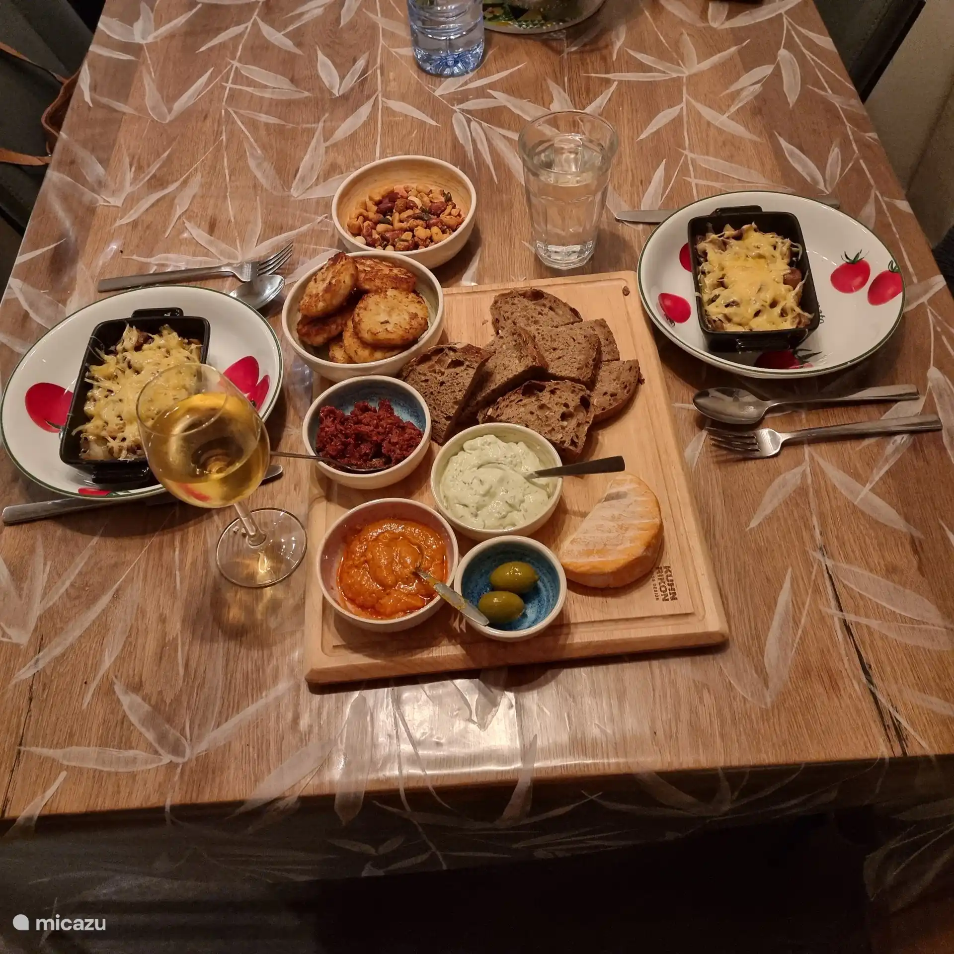 Machen Sie sich einen gemütlichen Drink und essen Sie am Bartisch oder draußen auf der Terrasse