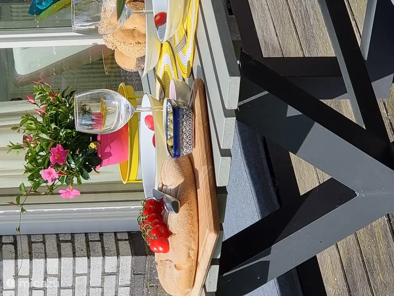 Tapas essen, schöne Schüsseln und hölzernes Servierbrett erhältlich