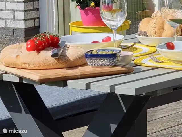 Location de Vacances Pays-Bas, Frise, Gaastmeer, bungalow - Friesland maison de vacances Rietmeer tapas, bons petits plats et plateau de service en bois à disposition