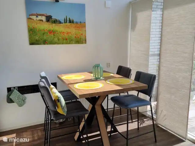 Location de Vacances Pays-Bas, Frise, Gaastmeer, bungalow - Friesland maison de vacances Rietmeer Table de bar en chêne confortable avec des tabourets de bar confortables pour prendre un verre ou manger ensemble.