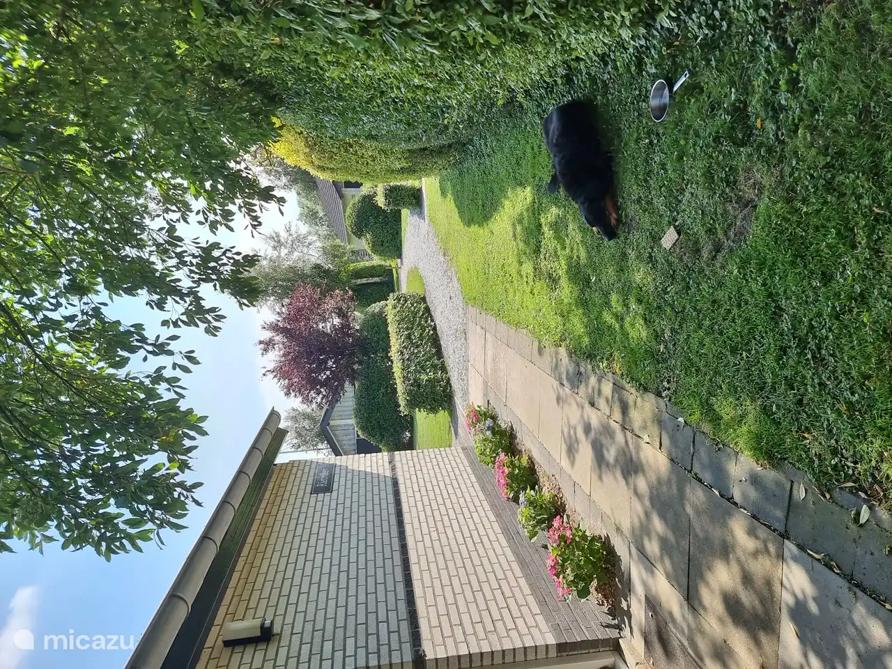 am Seitenweg zum abschließbaren Gartenhaus, für Fahrräder.