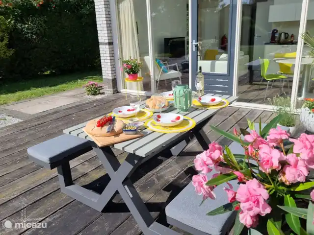 Location de Vacances Pays-Bas, Frise, Gaastmeer, bungalow - Friesland maison de vacances Rietmeer Délicieux repas en plein air sur la terrasse abritée
