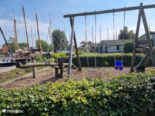Location de Vacances Pays-Bas, Frise, Gaastmeer, bungalow - Friesland maison de vacances Rietmeer Aire de jeux pour enfants dans le parc.