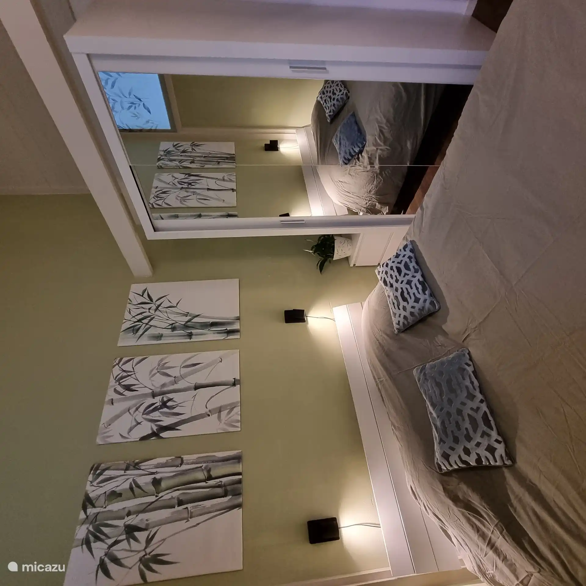 Schlafzimmer mit Doppelbett in Olivgrün