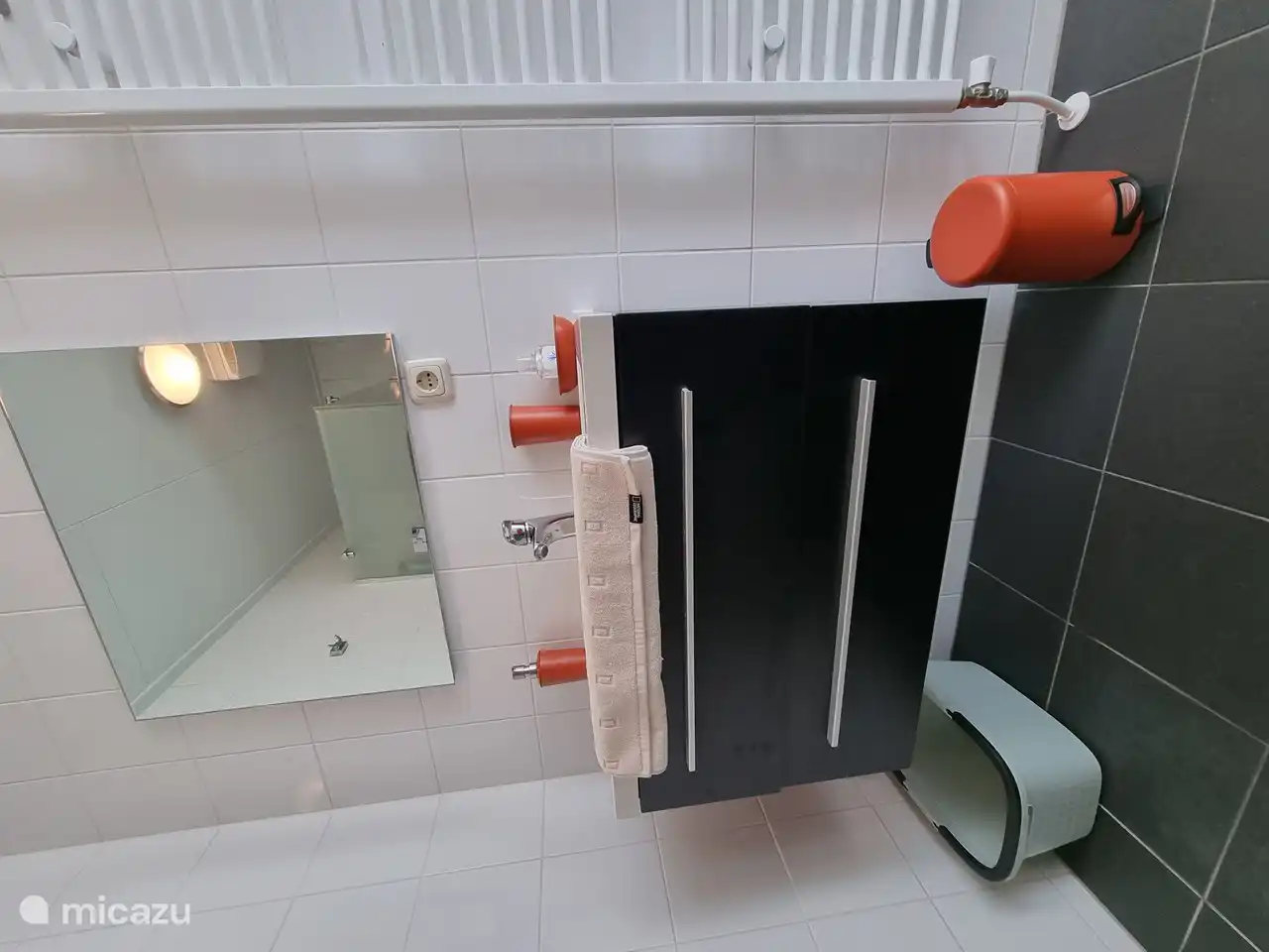 modernes geräumiges Waschbecken. Alles ist auf einer Ebene. Begehbare Dusche mit Thermostatarmatur, Fliesenboden,