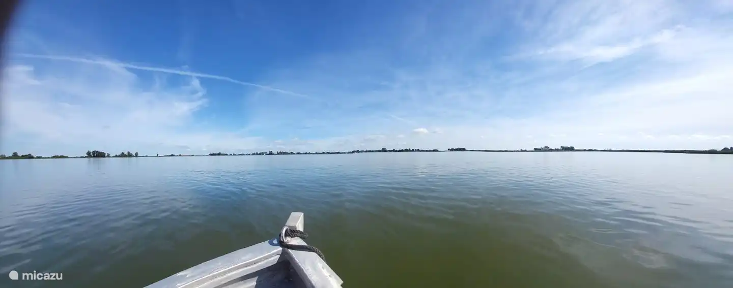 Es besteht die Möglichkeit, eine Aluminium-Schaluppe für einen halben Tag ab 37,50 € zu mieten, die an der Rezeption gebucht werden kann.