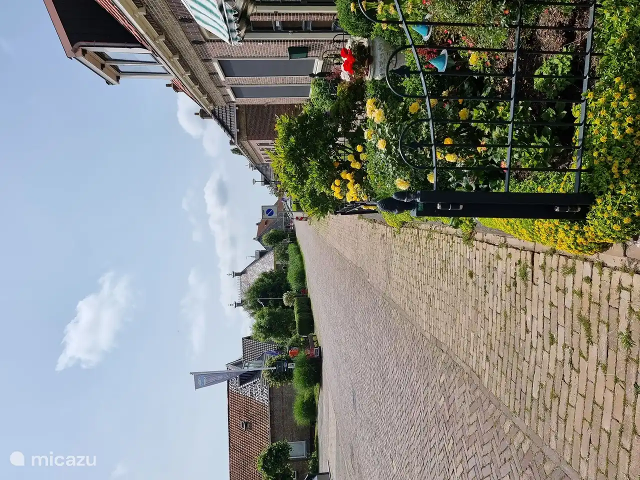 In 5 Gehminuten erreichen Sie das Dorf mit dem täglichen Markt für frisches Brot, eine fertige Pizza, Coffee to go oder Lebensmittel.