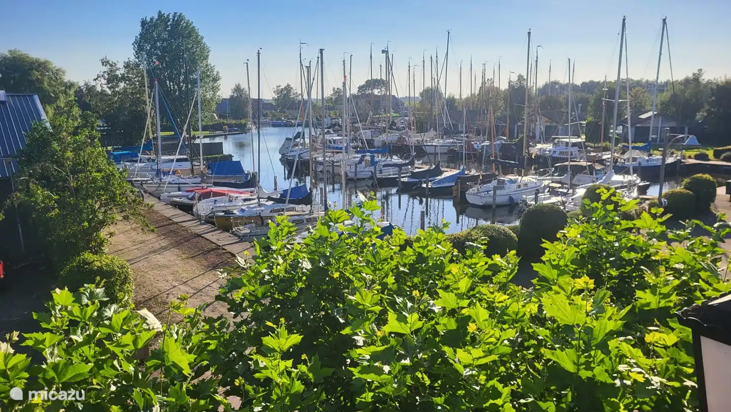 Das Haus liegt in einer ruhigen Gegend mit eigenem Garten, Terrasse und Schuppen für Fahrräder. Kleiner Ferienpark in der Nähe von offenen Gewässern und Angelgewässern. SUP- und Schaluppenverleih im Park. Schönes Restaurant vorhanden.