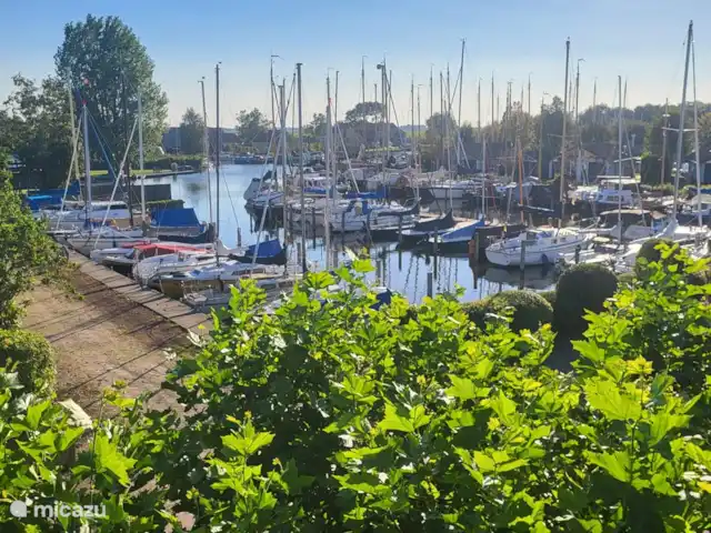Location de Vacances Pays-Bas, Frise, Gaastmeer, bungalow - Friesland maison de vacances Rietmeer La maison est située dans un quartier calme avec son propre jardin, terrasse et abri pour vélos. Petit parc de vacances à proximité des eaux libres et des eaux de pêche. Location de SUP et de sloop au parc. Bon restaurant disponible.