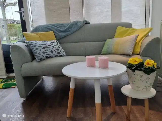 Location de Vacances Pays-Bas, Frise, Gaastmeer, bungalow - Friesland maison de vacances Rietmeer banquette confortable pour regarder un film le soir, stores pare-soleil pour les journées chaudes.