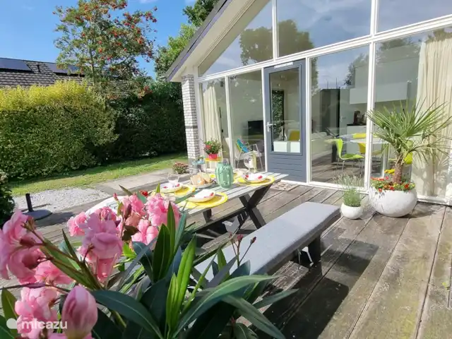 Location de Vacances Pays-Bas, Frise, Gaastmeer, bungalow - Friesland maison de vacances Rietmeer profitez de la terrasse en bois avec beaucoup de fleurs et de plantes