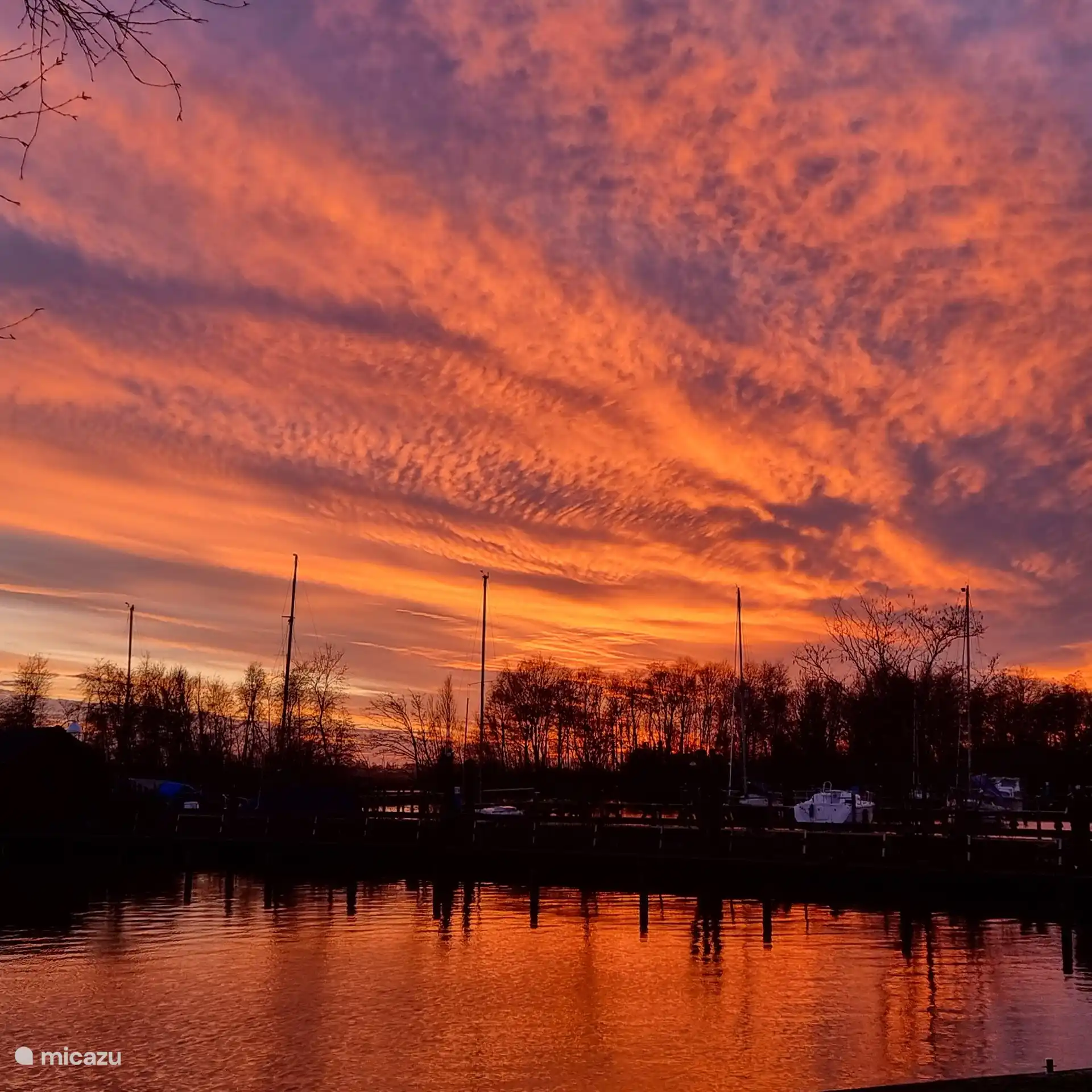 Sonnenuntergang im ruhigen Park.