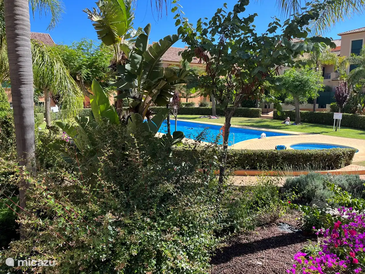 beau jardin commun bien entretenu