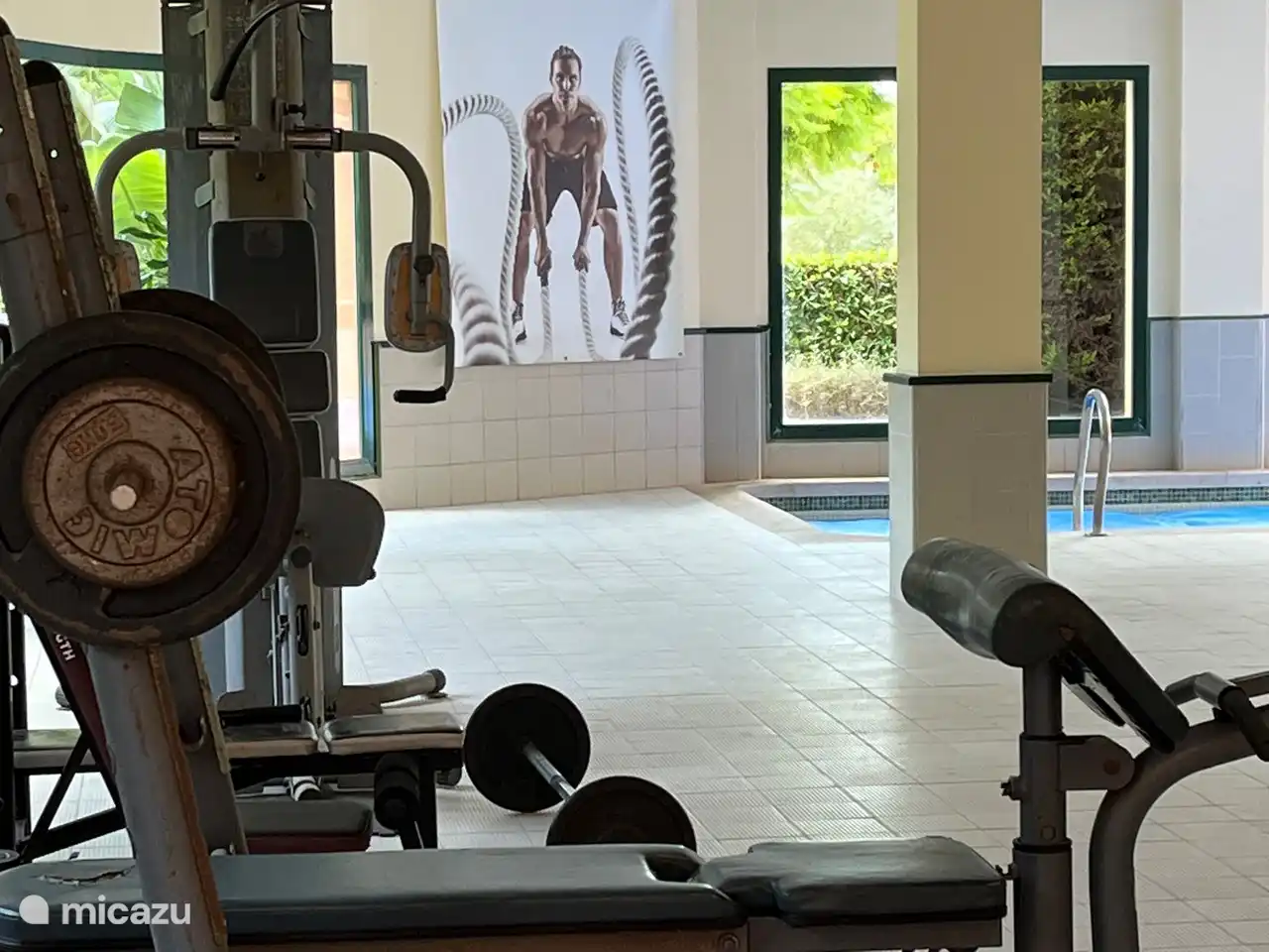 La salle de sport est ouverte tous les jours toute l'année, la piscine intérieure chauffée uniquement en hiver.