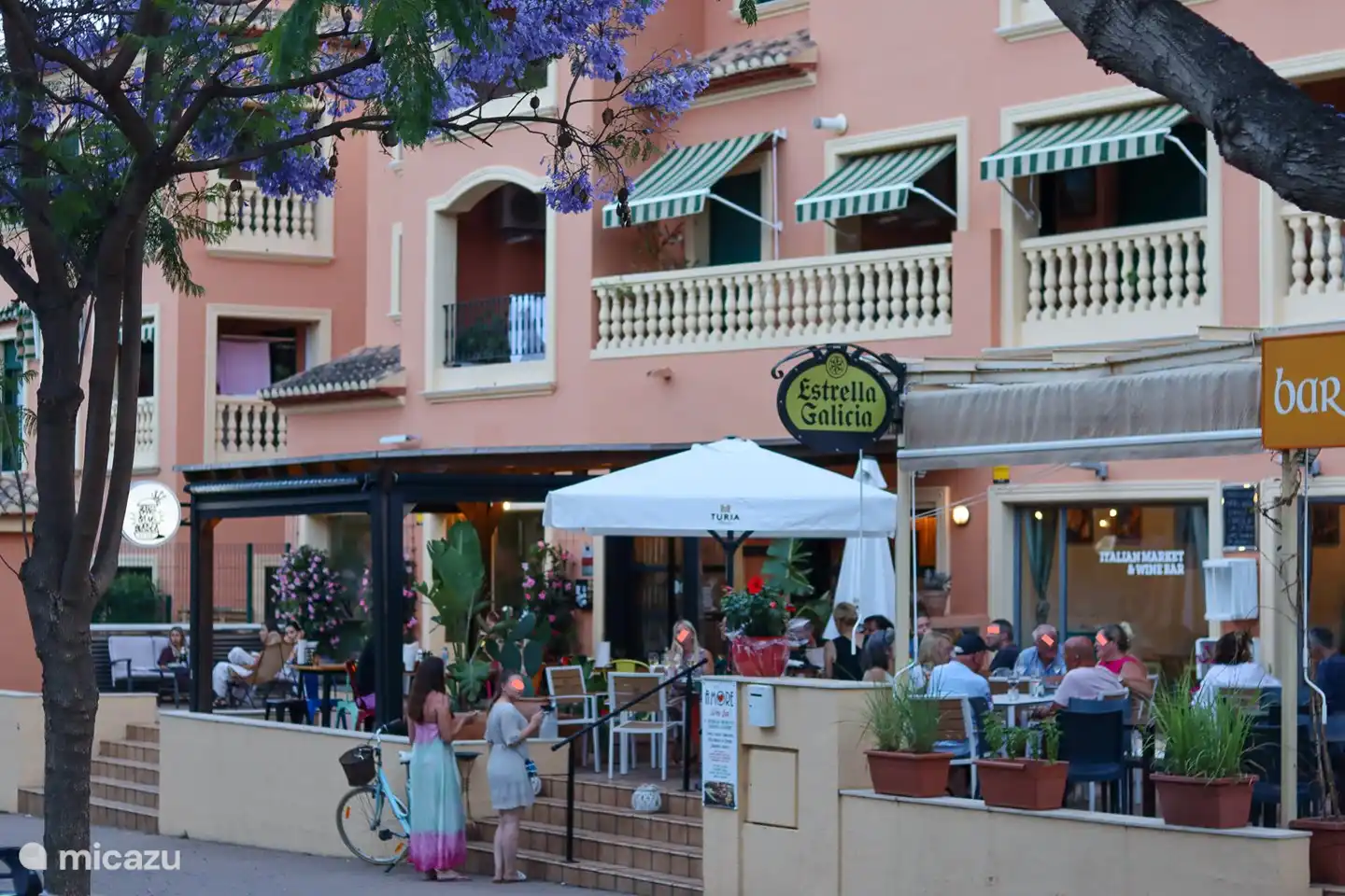 Au coin de l'appartement se trouvent quelques restaurants avec terrasses. La distance de marche est d'environ 100 mètres, donc les avantages et non les fardeaux ;-)