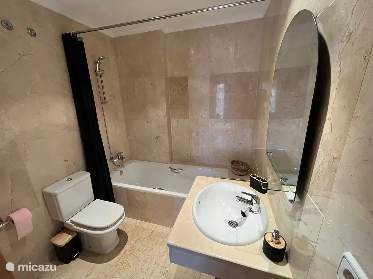 Salle de bain entièrement en marbre. équipée de douche et baignoire.