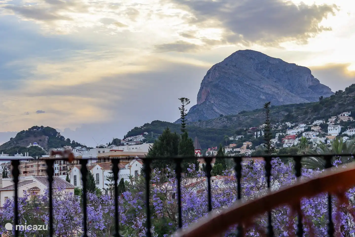 Le Montgo est impressionnant depuis le balcon/terrasse, vous ne vous en lasserez pas.