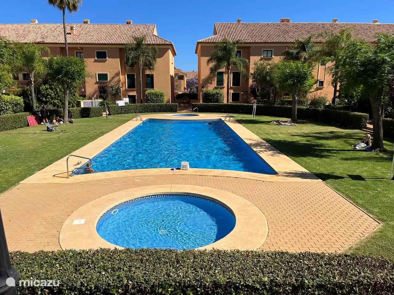 la piscine et les bains à remous sont à l'eau salée, donc meilleurs pour la santé et l'environnement