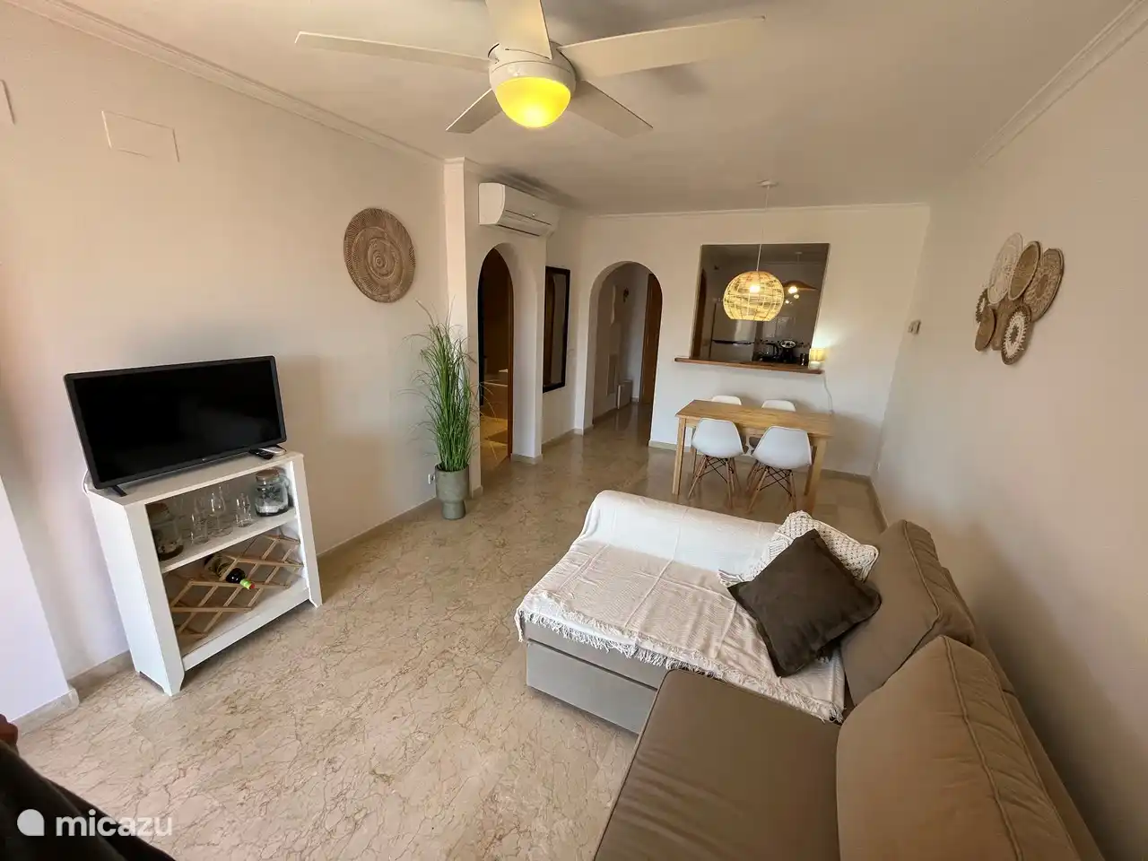 salon attrayant comprenant un coin repas